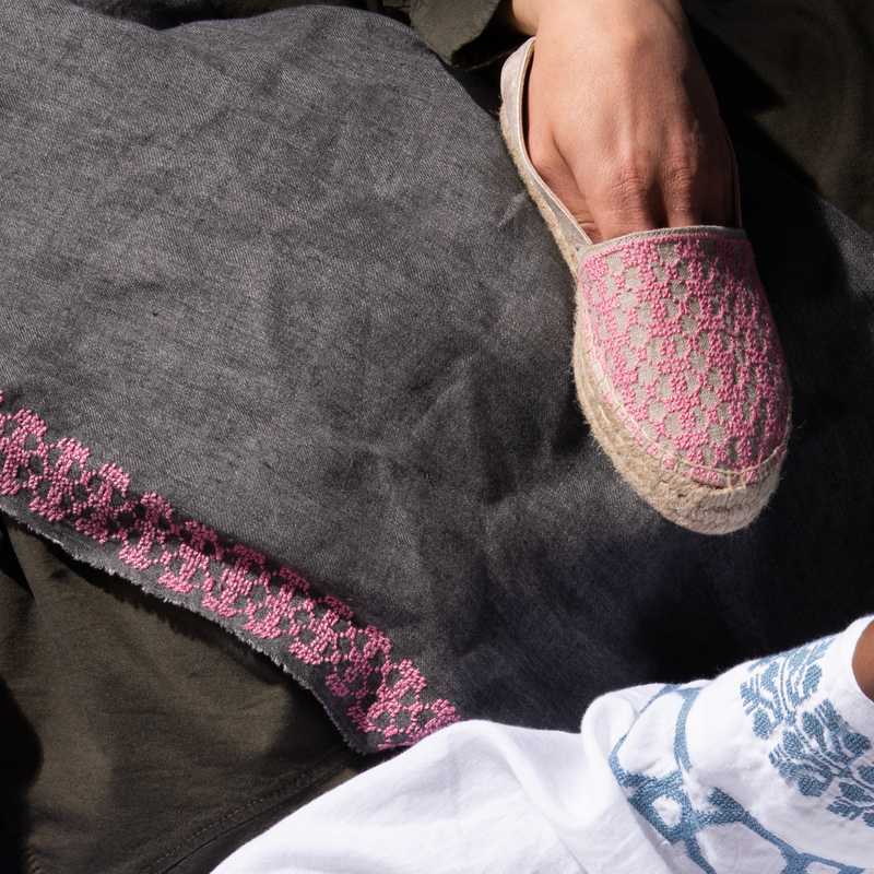 GRAY LINEN SHAWL BABY PINK BEEHIVE